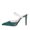Scarpe col tacco a punta e strass su collo piede